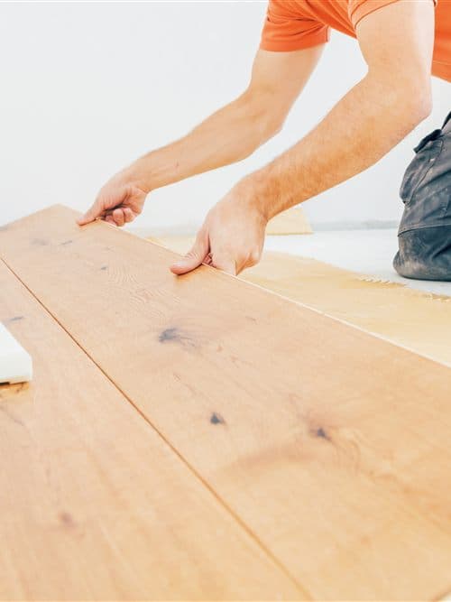 Instalación de suelo de tarima de madera en una vivienda de Narón