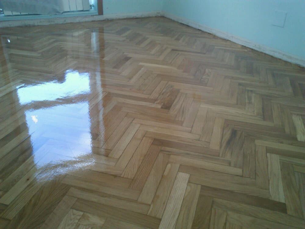 Parquet en espiga acuchillado y barnizado por Parquets Josari