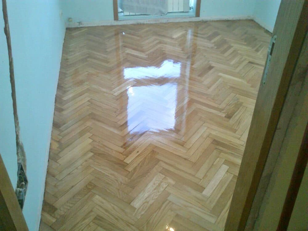 Parquet en espiga barnizado por Parquets Josari en Narón
