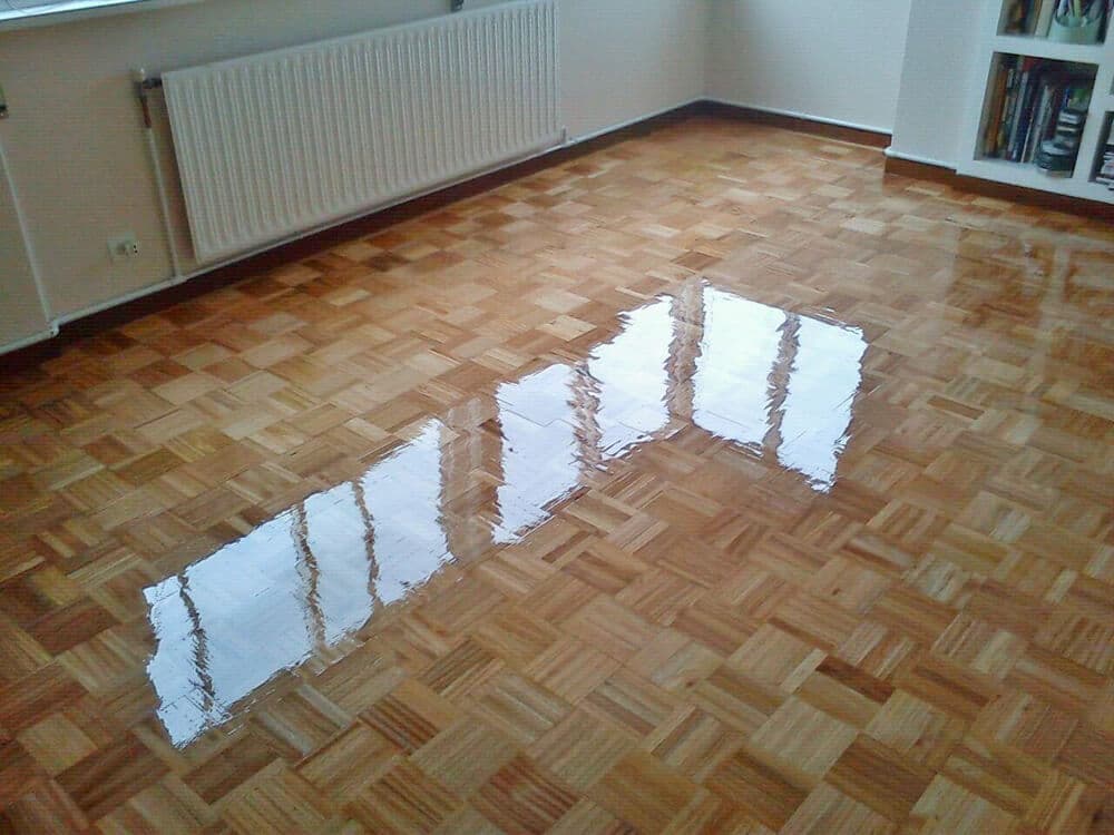 Parquet taraceado restaurado y barnizado en una vivienda de Narón