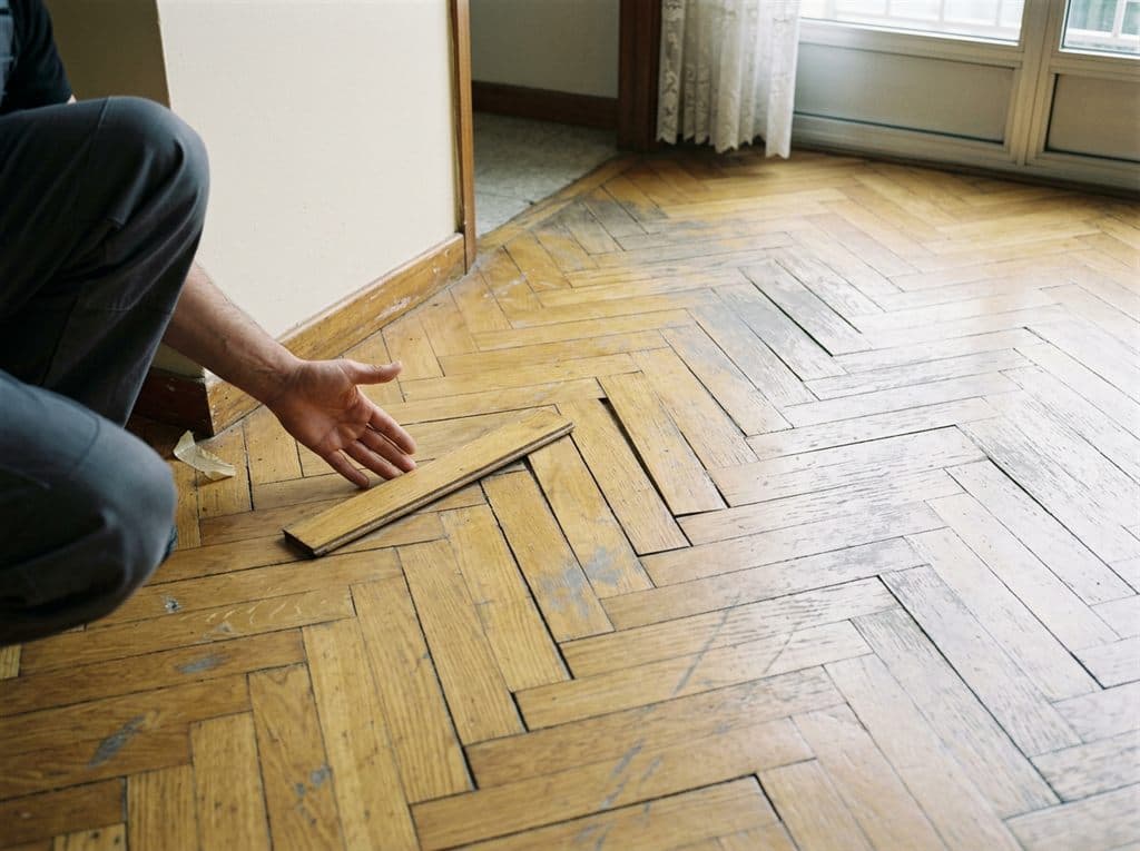 Valoración de un parquet antiguo antes de decidir entre restaurarlo o instalar un suelo nuevo en Narón